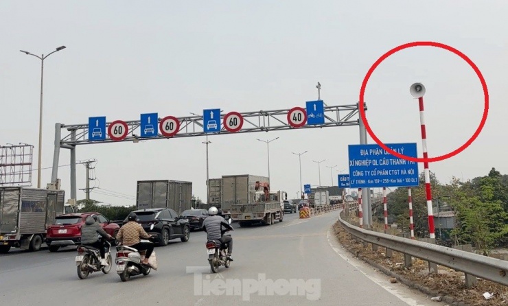 Ở chiều nội thành Hà Nội lên cầu Thanh Trì, hệ thống loa được dựng ngay đầu cầu, khu vực giá long môn treo các biển báo để bắt đầu lên các nhịp cầu chính.