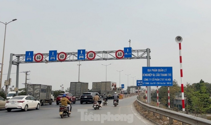 Còn một số người đi xe máy cho biết, khi tham gia trên đường và trên cầu người điều khiển phương tiện sẽ chú ý biển báo, vạch kẻ đường, ít chú ý đến âm thanh khác. Với các loa được lắp đặt trên cầu Thanh Trì, người dân có ý kiến, chỉ nên lắp trong khu vực đô thị để phục vụ trong khu dân cư, cần tránh việc tiếng loa đang át tiếng còi xe, sự cảnh báo của phương tiện tham gia giao thông khác...