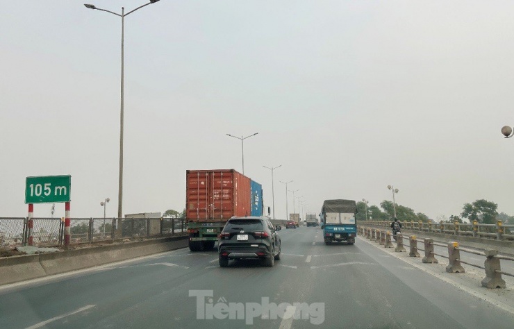 Mặt cầu Thanh Trì cũng vừa được kẻ, chia lại các làn xe và sơn kẻ lại