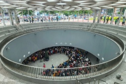 Tin tức trong ngày - Xếp hàng hơn 2 giờ chờ đi metro Bến Thành - Suối Tiên ngày đầu năm