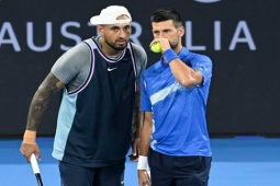 Djokovic đánh đôi với Kyrgios đấu hạt giống số 1, Zverev chấn thương ngày đầu năm