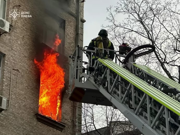 Lính cứu hỏa dập lửa trong một tòa nhà ở Kiev sau vụ UAV tập kích (ảnh: Reuters)