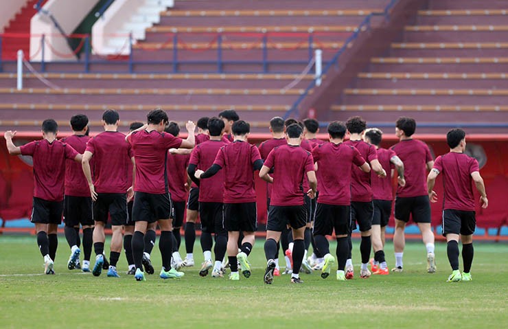 ĐT Thái Lan "chơi chiêu" làm quen sân Việt Trì, ngôi sao Suphanat tập cực sung - 2