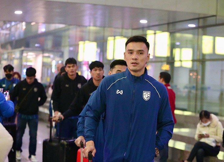 ĐT Thái Lan "chơi chiêu" làm quen sân Việt Trì, ngôi sao Suphanat tập cực sung - 2