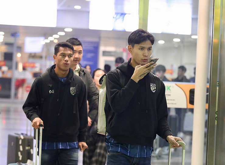 ĐT Thái Lan "chơi chiêu" làm quen sân Việt Trì, ngôi sao Suphanat tập cực sung - 3