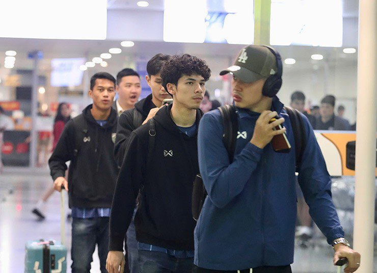 ĐT Thái Lan "chơi chiêu" làm quen sân Việt Trì, ngôi sao Suphanat tập cực sung - 4