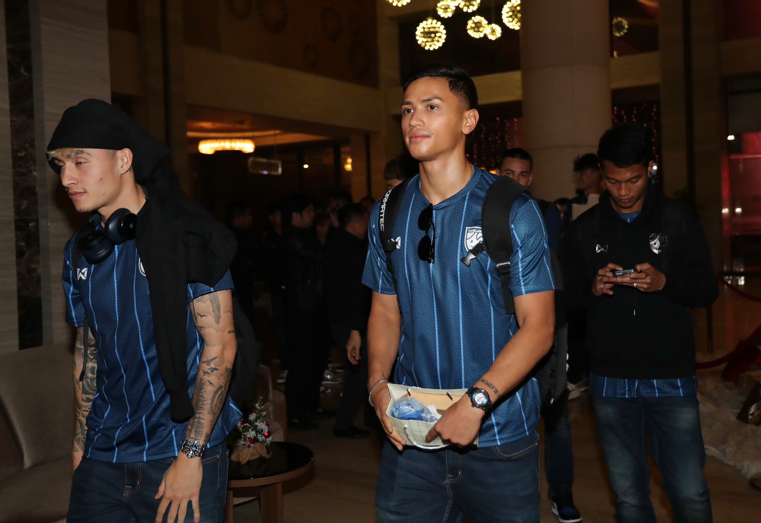 ĐT Thái Lan "chơi chiêu" làm quen sân Việt Trì, ngôi sao Suphanat tập cực sung - 6