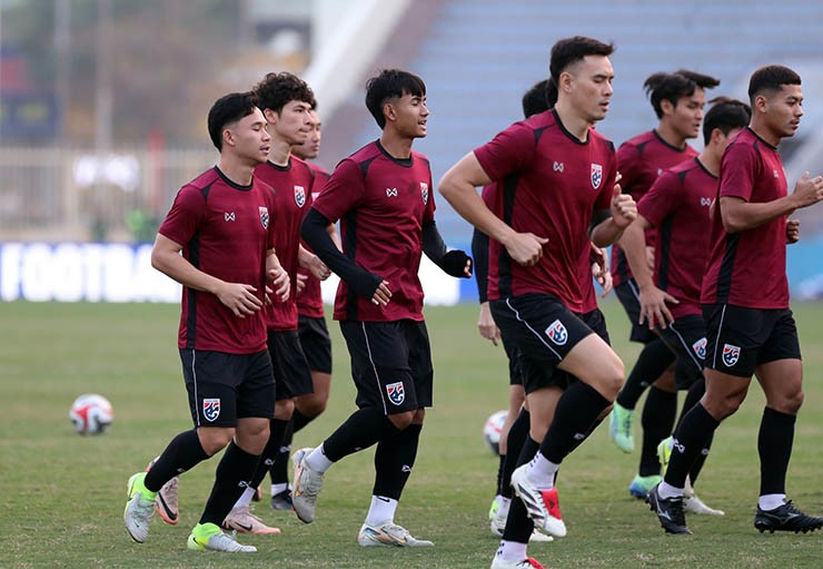 ĐT Thái Lan "chơi chiêu" làm quen sân Việt Trì, ngôi sao Suphanat tập cực sung - 7