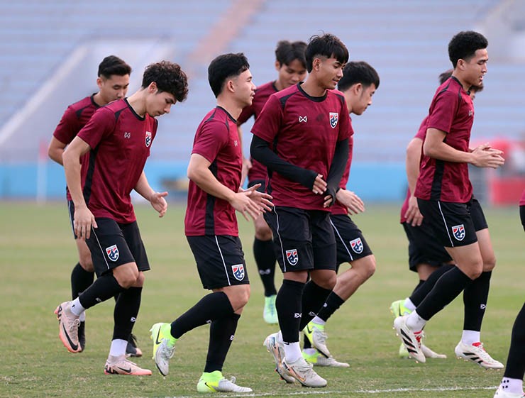 ĐT Thái Lan "chơi chiêu" làm quen sân Việt Trì, ngôi sao Suphanat tập cực sung - 8
