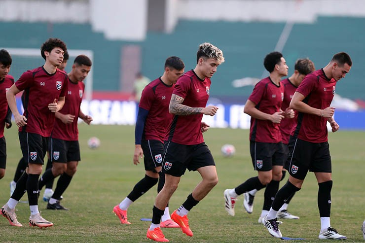 ĐT Thái Lan "chơi chiêu" làm quen sân Việt Trì, ngôi sao Suphanat tập cực sung - 9