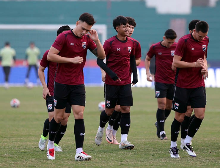 ĐT Thái Lan "chơi chiêu" làm quen sân Việt Trì, ngôi sao Suphanat tập cực sung - 10