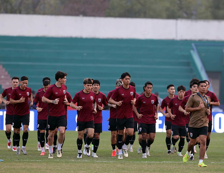 ĐT Thái Lan "chơi chiêu" làm quen sân Việt Trì, ngôi sao Suphanat tập cực sung - 11