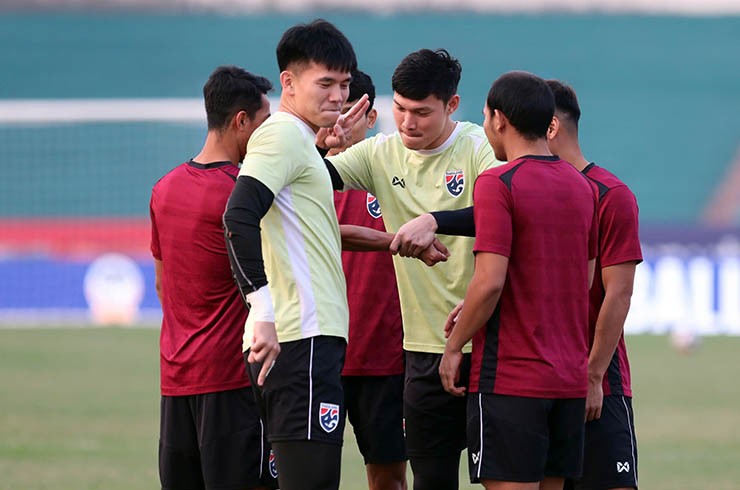 ĐT Thái Lan "chơi chiêu" làm quen sân Việt Trì, ngôi sao Suphanat tập cực sung - 4