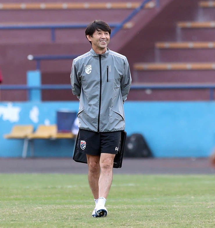 ĐT Thái Lan "chơi chiêu" làm quen sân Việt Trì, ngôi sao Suphanat tập cực sung - 12