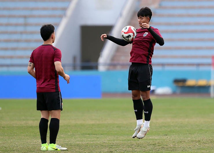 ĐT Thái Lan "chơi chiêu" làm quen sân Việt Trì, ngôi sao Suphanat tập cực sung - 13