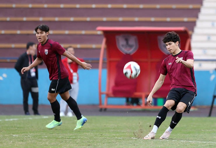 ĐT Thái Lan "chơi chiêu" làm quen sân Việt Trì, ngôi sao Suphanat tập cực sung - 15
