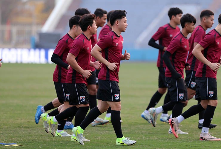 ĐT Thái Lan "chơi chiêu" làm quen sân Việt Trì, ngôi sao Suphanat tập cực sung - 5