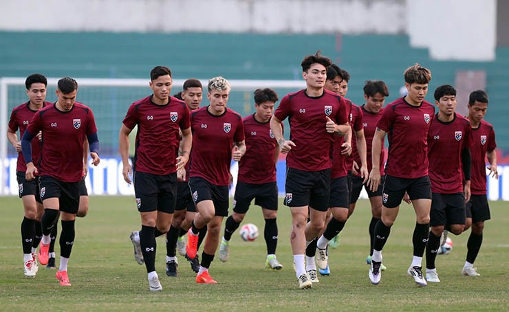 ĐT Thái Lan "chơi chiêu" làm quen sân Việt Trì, ngôi sao Suphanat tập cực sung - 6