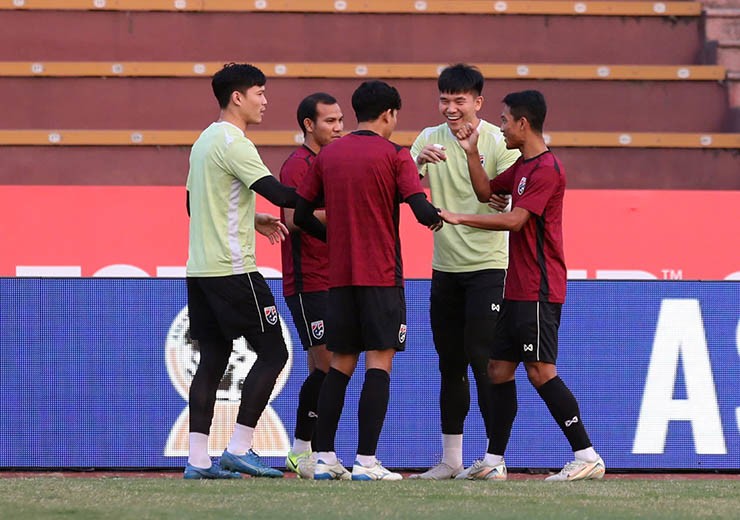ĐT Thái Lan "chơi chiêu" làm quen sân Việt Trì, ngôi sao Suphanat tập cực sung - 3