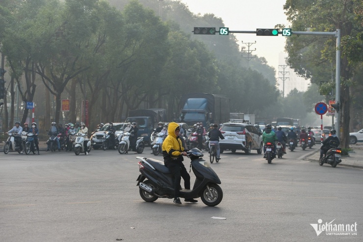 Trường hợp cá biệt vượt đèn đỏ, không
đội mũ bảo hiểm.