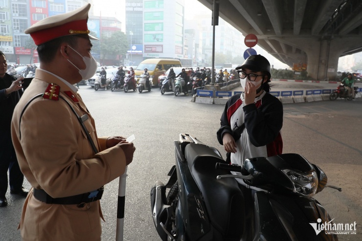 Chị N.T.H. (SN 2004, trú tại Hoàng
Mai) vi phạm lỗi vượt đèn đỏ, bật khóc khi gặp CSGT. Chị H. cho
biết, do sáng nay phải đi thi nên vượt đèn đỏ để kịp giờ đến
trường.