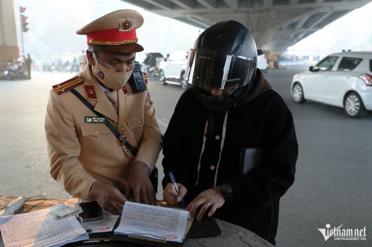 Anh Đ.X. điều khiển xe máy vượt đèn
đỏ phân trần với CSGT, do bản thân vội có việc gia đình nên chủ
quan.