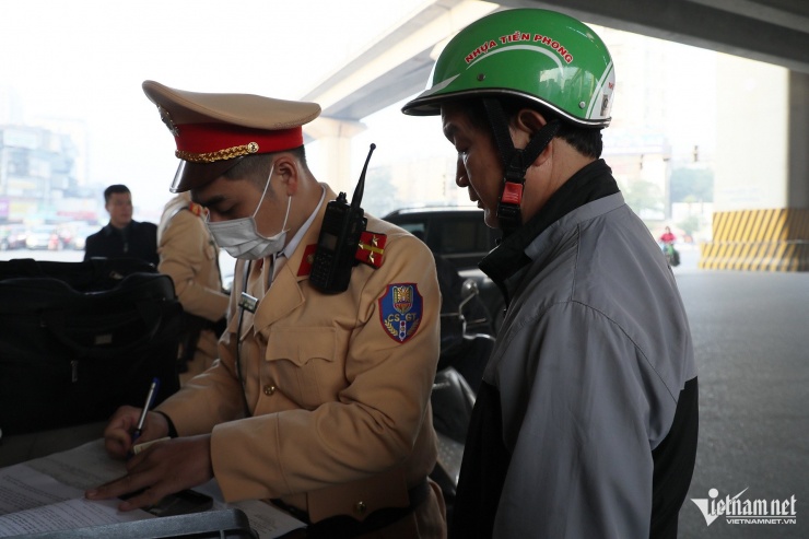 Ông L. (SN 1960, trú tại Thanh Trì)
cho biết, do vội đi xin việc làm nên chủ quan vượt đèn đỏ. "Lương
bảo vệ của tôi có 6 triệu đồng/tháng mà giờ vượt đèn đỏ bị phạt 5
triệu đồng thì hết lương. Tôi không dám tái phạm nữa", ông L.
nói.