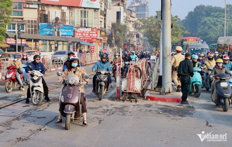 Các phương tiện di chuyển hướng Lê
Duẩn - Giải Phóng đi vào đường dành riêng cho tàu hỏa trước mặt lực
lượng CSGT.