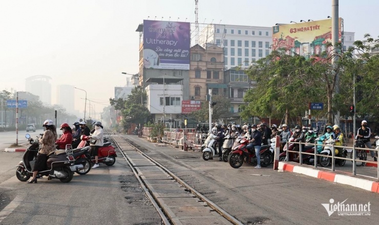 Tại ngã tư Xã Đàn - Giải Phóng, nhiều
phương tiện dừng đèn đỏ vượt quá vạch sơn, vi phạm hành lang an
toàn đường sắt.