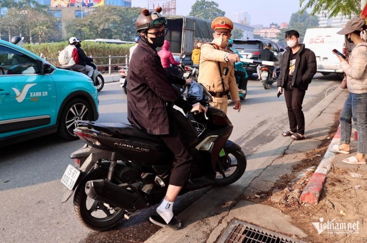 Anh T.T.H. (SN 2002) bị xử phạt lỗi
vượt đèn đỏ hướng Giải Phóng đi Xã Đàn.