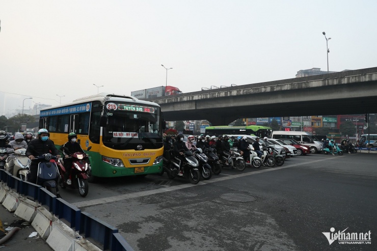 Ngày thứ 2 thực hiện Nghị định 168 tại Hà Nội: Hối tiếc vì vượt đèn đỏ - 1