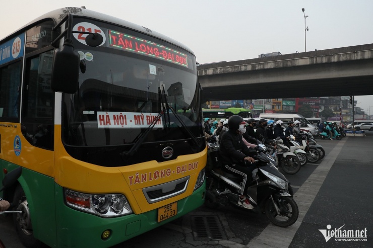 Ngày thứ 2 thực hiện Nghị định 168 tại Hà Nội: Hối tiếc vì vượt đèn đỏ - 2