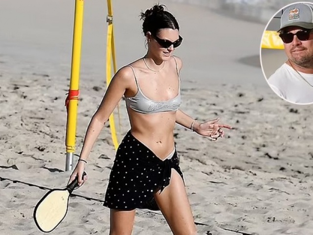 Bạn gái mặc bikini nhỏ xíu chơi pickleball với Leonardo DiCaprio