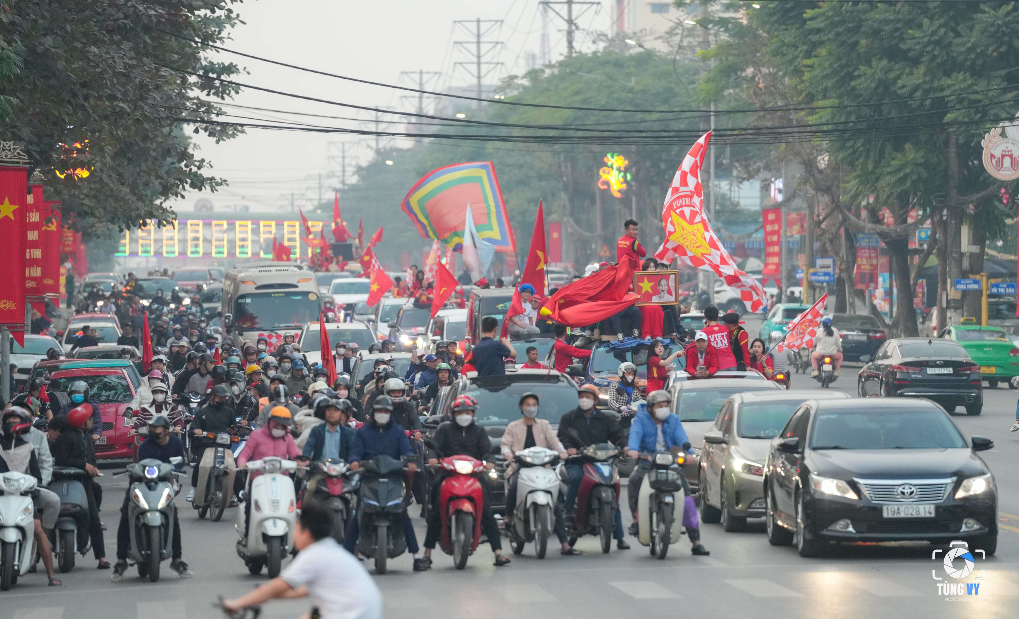 Cổ động viên Việt Trì nối dài hàng km cổ vũ đội tuyển Việt Nam - 10