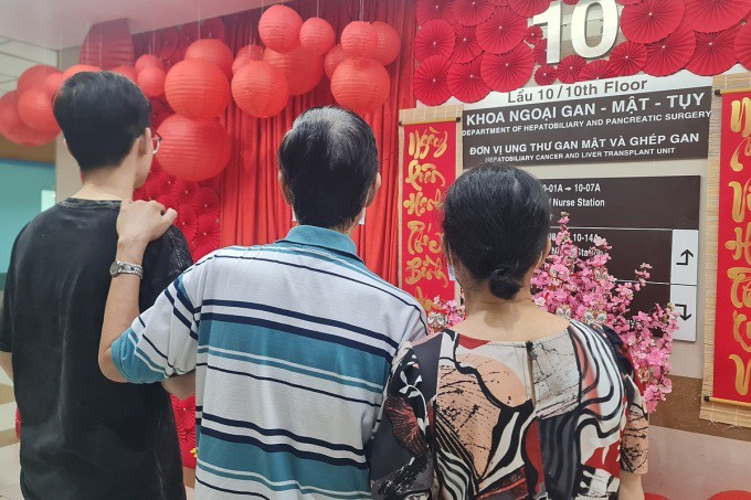 Lộc và bố mẹ khi đi tái khám tại Bệnh viện Đại học Y dược TP HCM, ngày 31/12. Ảnh: Lê Phương
