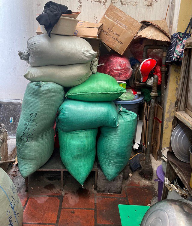 Các bao tải cốm khô không được bảo quản đúng quy định