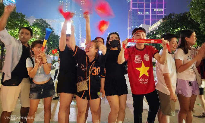 Người hâm mộ xuống đường ăn mừng chiến thắng. Ảnh: Đình Văn