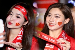 Rực đỏ CĐV Việt Nam đổ về sân Việt Trì, fan nữ khoe sắc trước đại chiến Thái Lan