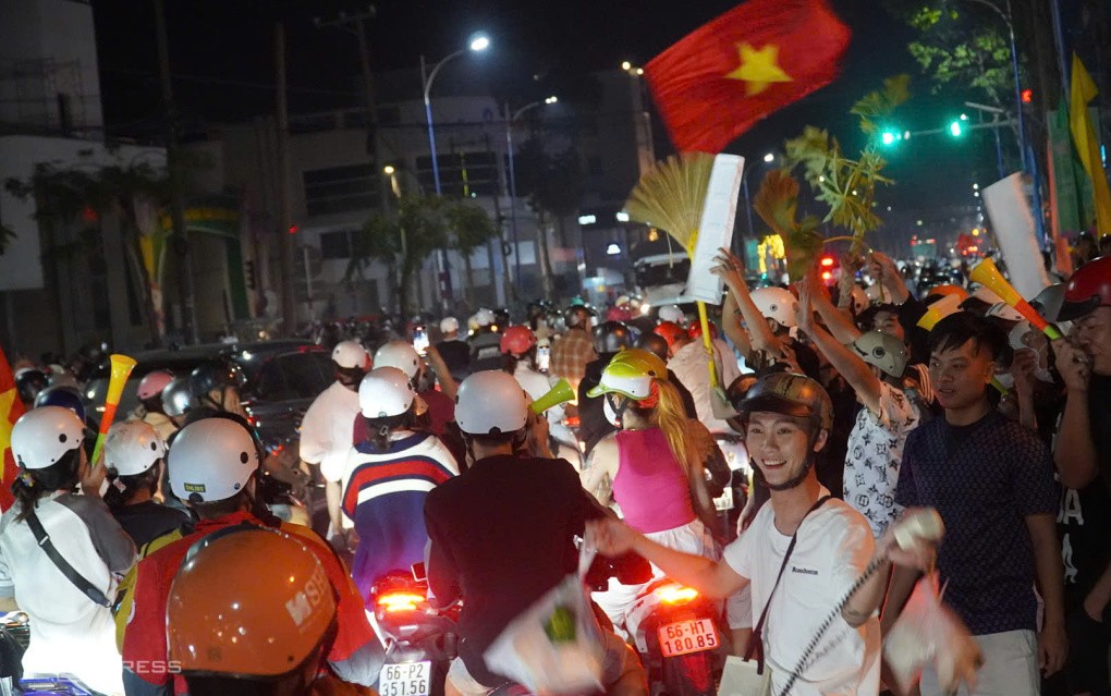 Dòng xe cộ nối đuôi nhau cùng tiếng kèn trống vang dội. Ảnh: Ngọc Tài