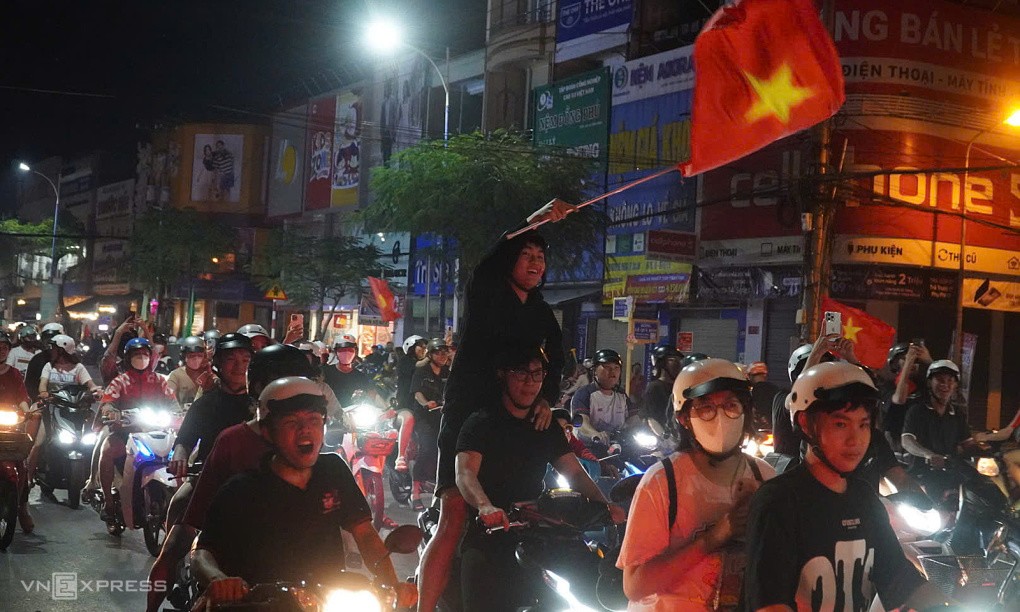Người dân TP Cao Lãnh đổ ra đường mừng đội nhà chiến thắng. Ảnh: Ngọc Tài