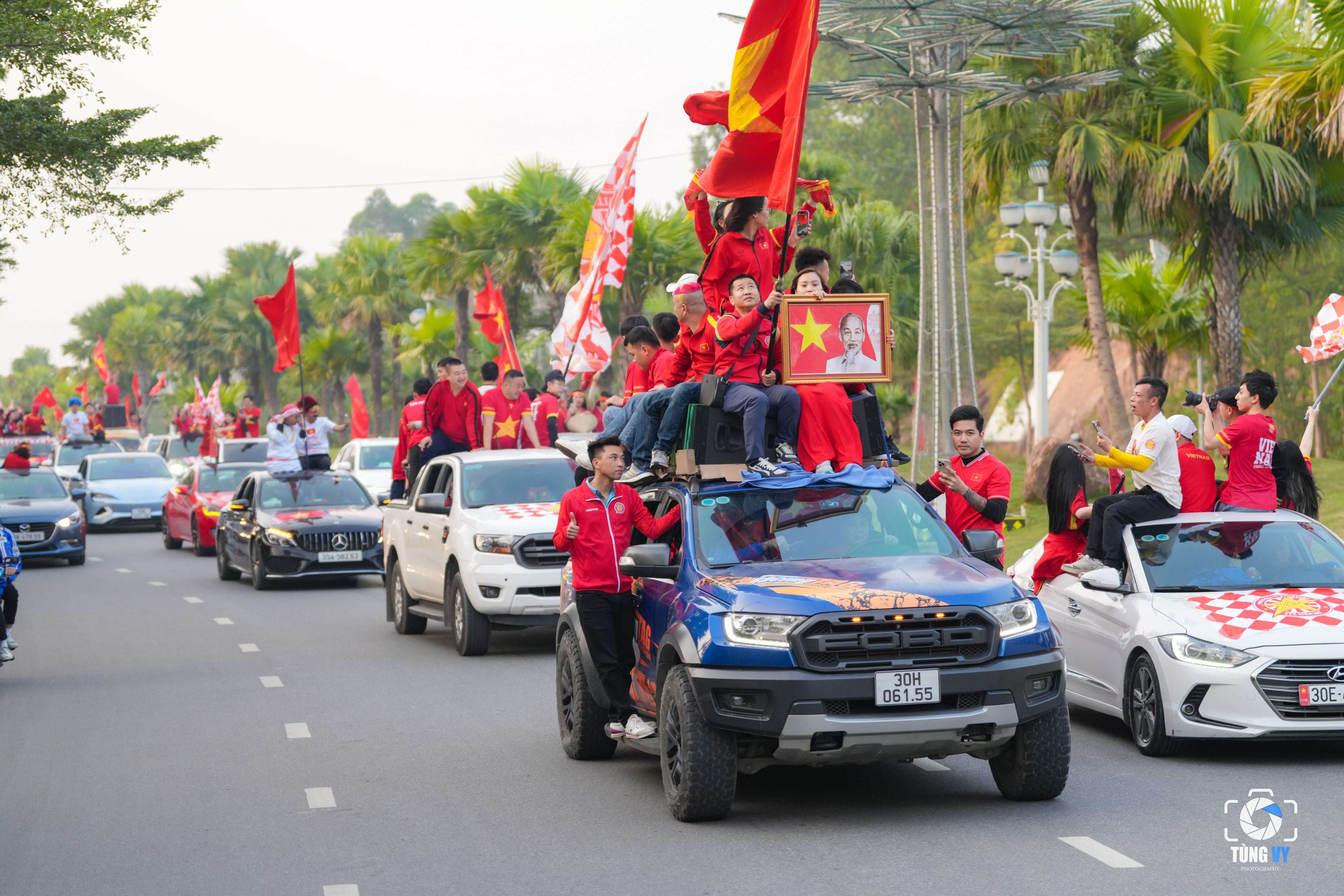 Cổ động viên Việt Trì nối dài hàng km cổ vũ đội tuyển Việt Nam - 3