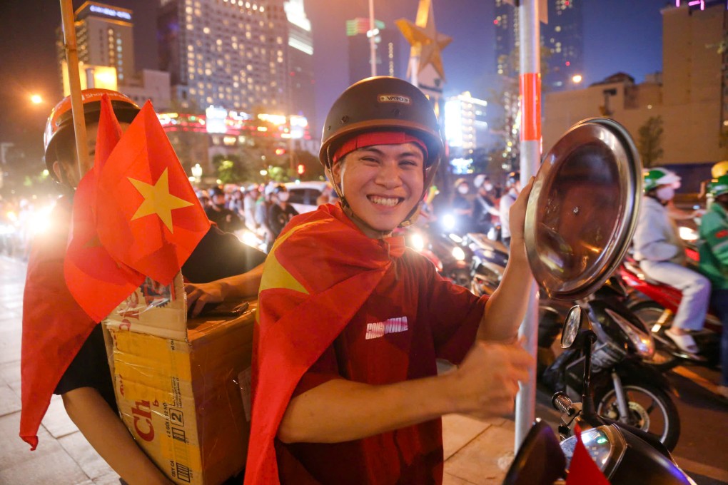 Anh Võ Chuẩn (20 tuổi) khoác quốc kỳ, mang theo nắp nồi, muỗng gõ khuấy động không khí. Anh cho biết, hiệp 1 đội tuyển hòa 0-0 với lối đá rất hồi hộp nhưng sau đó rất vui khi đội giành chiến thắng. " 6 năm rồi tôi mới lại lái xe ra đường ăn mừng", anh Chuẩn nói. Ảnh: Đình Văn