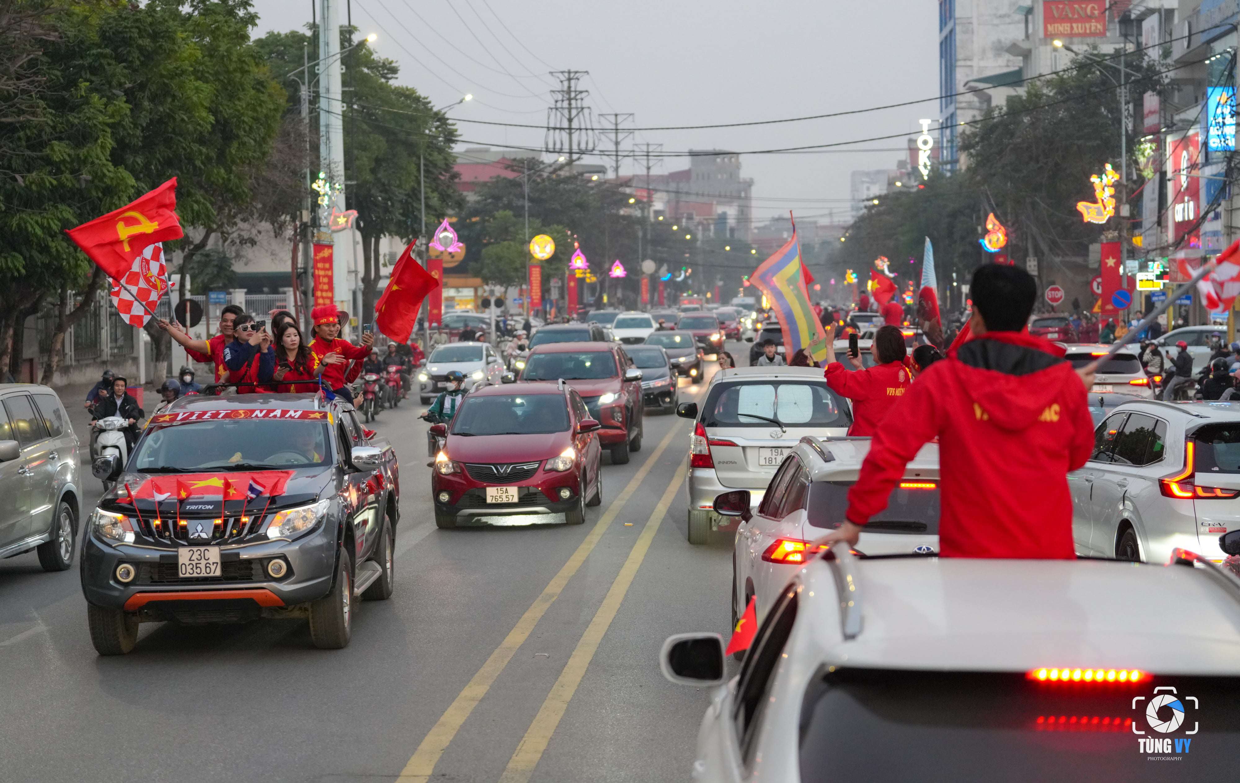 Cổ động viên Việt Trì nối dài hàng km cổ vũ đội tuyển Việt Nam - 8