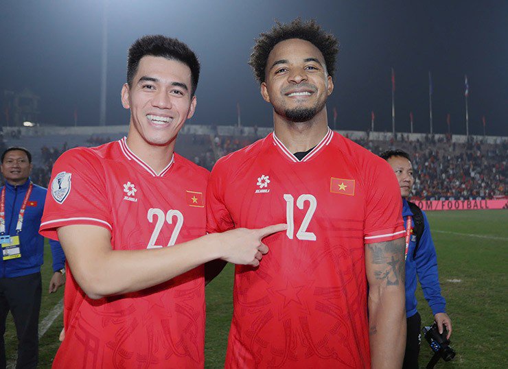 ĐT Việt Nam ăn mừng sau trận