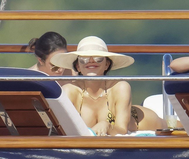 Cảnh sát đột kích siêu du thuyền của tỷ phú Amazon - 3