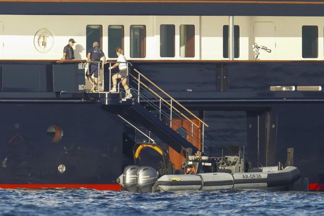 Cảnh sát tiếp cận siêu du thuyền Koru bằng một chiếc thuyền phao chuyên dụng. Ảnh: BackGrid.