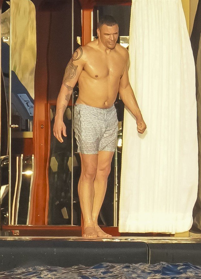 Tony Gonzalez có mặt trên siêu du thuyền vào thời điểm cảnh sát khám xét. Ảnh: BackGrid.