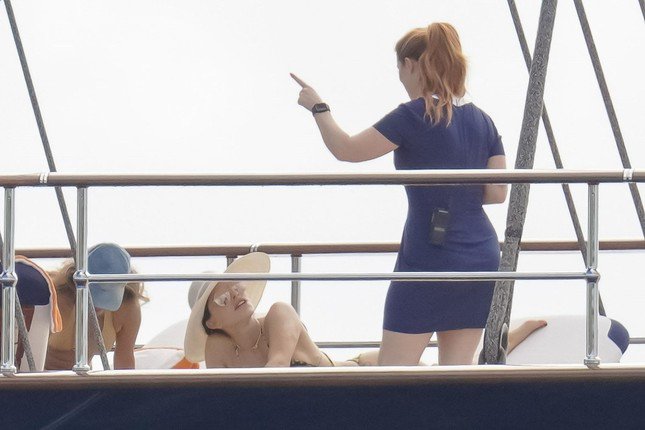 Nhân viên thông báo cho nữ MC về vụ kiểm tra. Cô hơi bất ngờ nhưng không tỏ ra khó chịu. Ảnh: BackGrid.