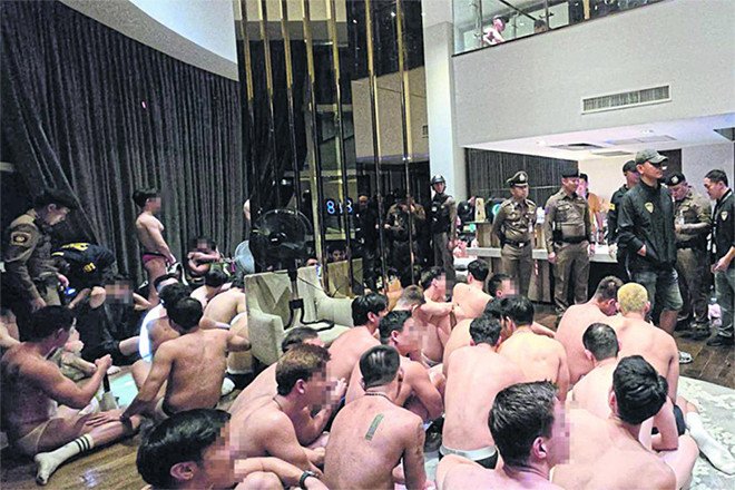 Cảnh sát bắt quả tang bữa tiệc với hơn 100 người đàn ông chỉ mặc đồ lót tại một khách sạn ở Bangkok. (Ảnh: Bangkok Post)