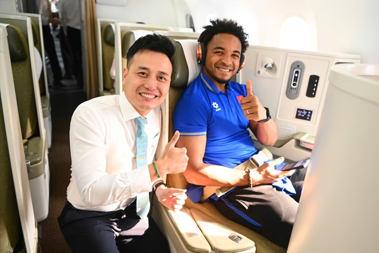 Xuân Son được ưu đãi đặc biệt khi
được xếp ngồi ghế hạng thương gia. Sau màn trình diễn ấn tượng tại
AFF Cup năm nay, Xuân Son đang là ngôi sao được quan tâm bậc nhất
của ĐT Việt Nam.